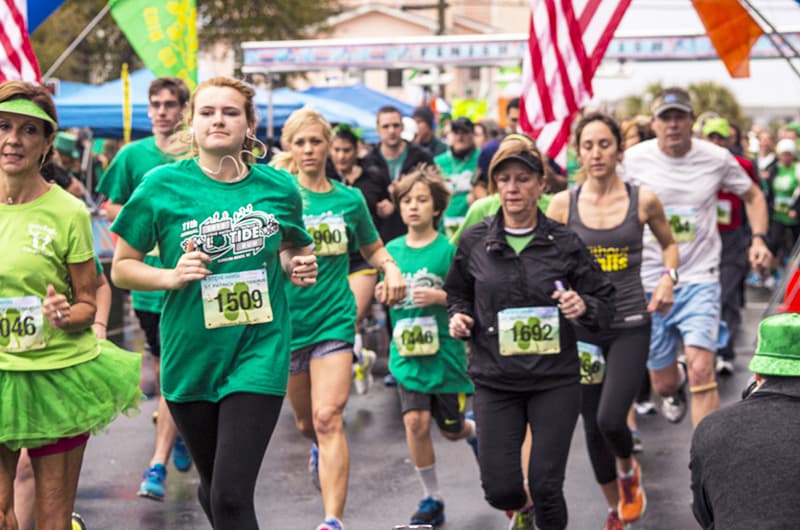 People running the Steve Haydu Lo Tide Run sponsored by Atlantic Towers